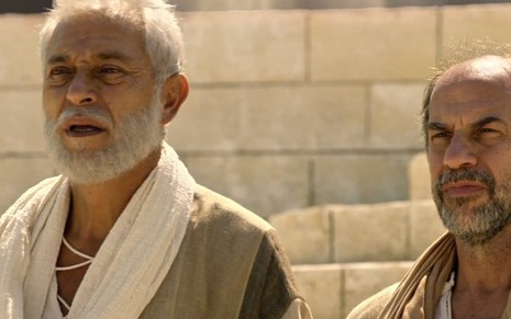 Moisés (Paulo Gorgulho) e Elias (Roberto Bomtempo) em cena de Apocalipse