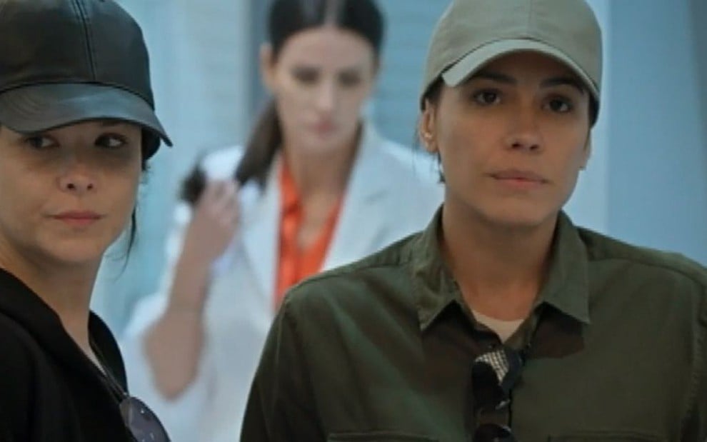 Natália (Samara Felippo) e Zoe (Juliana Knust) disfarçadas no hospital com boné e roupas largas em cena de Apocalipse