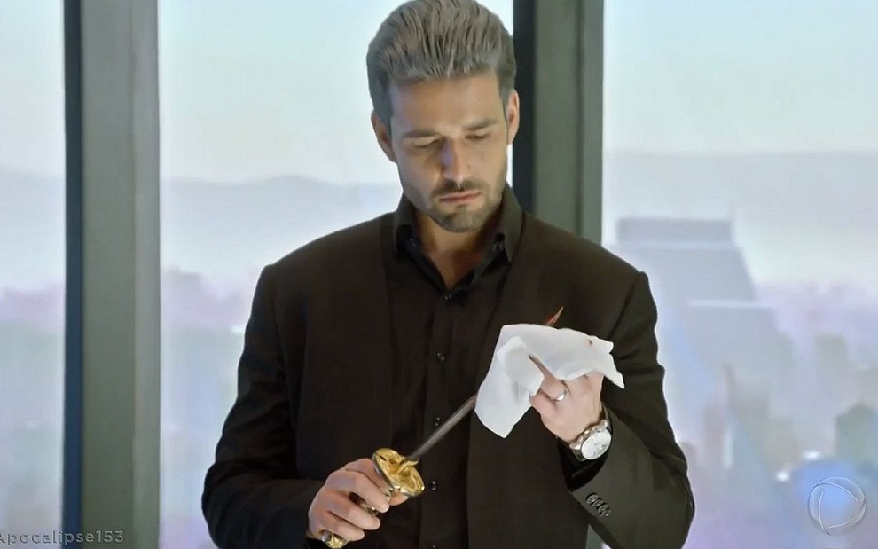 Ricardo (Sérgio Marone) limpa uma espada suja de sangue em cena de Apocalipse