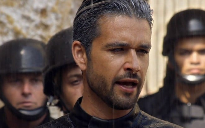 Ricardo (Sérgio Marone) na chuva em cena de Apocalipse