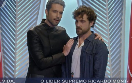 Ricardo (Sérgio Marone) aparece na TV ao lado de Benjamin (Igor Rickli) em cena de Apocalipse