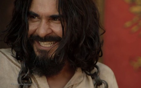 Barrabás (André Gonçalves) sorri em cena de Jesus, novela bíblica da Record