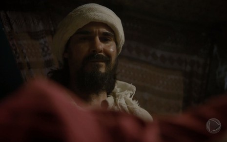 Barrabás (André Gonçalves) sorri em cena de Jesus, novela bíblica da Record