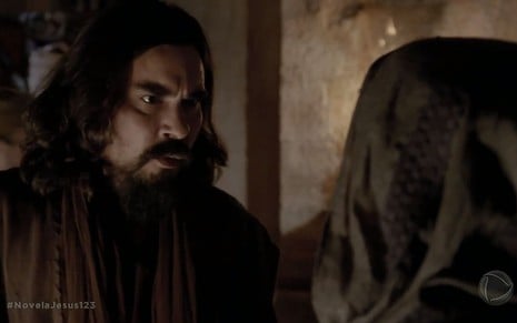 O ator André Gonçalves com expressão séria em cena da novela Jesus