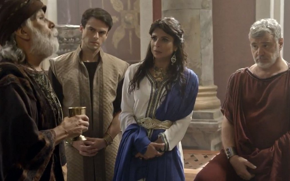Joana (Anna Lima) em cena de Jesus no palácio de Pilatos em cena de Jesus