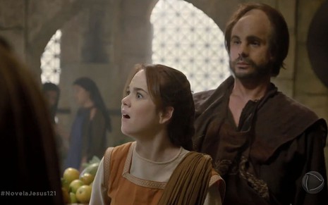 Diana (Cacá Ottoni) fala indignada em frente a Hidrópico (Sérgio Abreu) em cena de Jesus