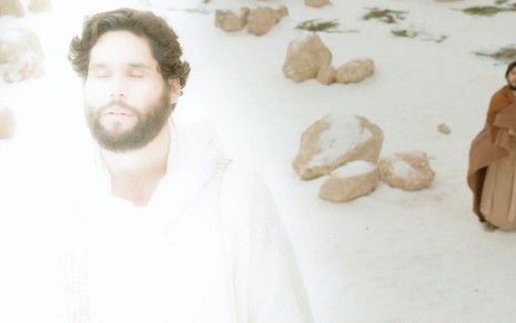Jesus (Dudu Azevedo) com a roupa transformada em luz em cena de Jesus