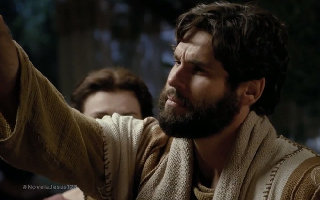 Jesus (Dudu Azevedo) em cena de Jesus