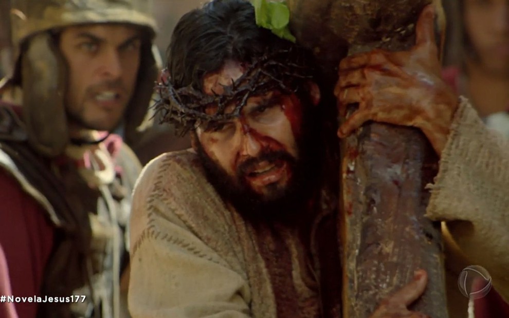 Jesus (Dudu Azevedo) carrega a cruz em cena de Jesus