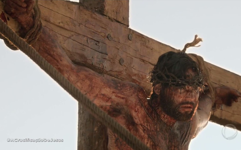 Jesus (Dudu Azevedo) é pregado na cruz em cena de novela bíblica reprisada pela Record