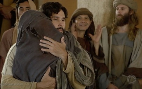Jesus (Dudu Azevedo) abraça a Mulher Encurvada após curá-la em cena da novela bíblica da Record Jesus