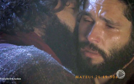 Judas Iscariotes (Guilherme Winter) beija Jesus (Dudu Azevedo) em cena de Jesus
