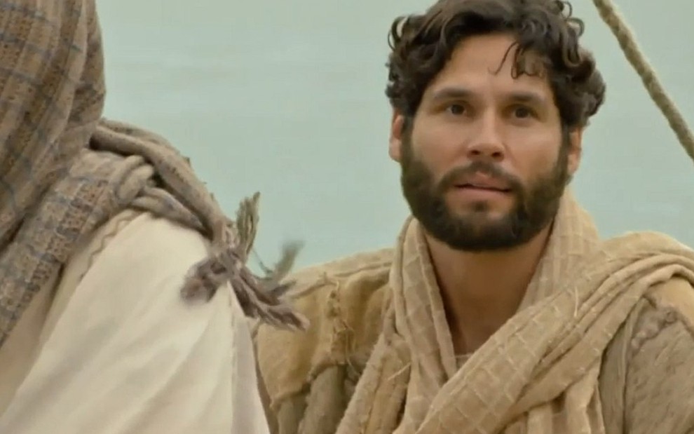 Jesus (Dudu Azevedo) olha para o horizonte em cena de Jesus
