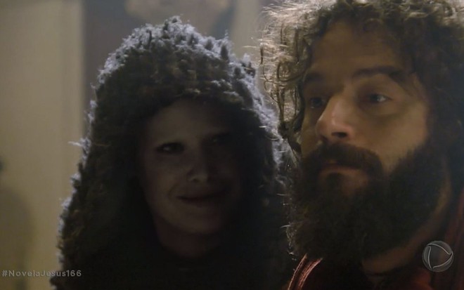 Satanás (Mayana Moura) ao lado de Judas (Guilherme Winter) em cena de Jesus