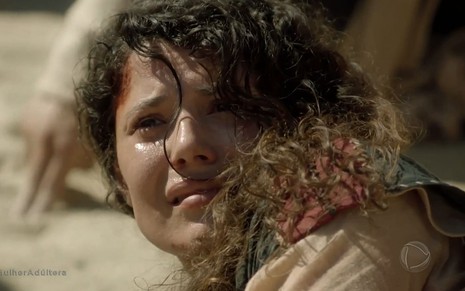 Laila (Manuela do Monte) caída no chão e descabelada em cena de Jesus