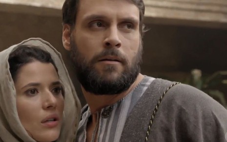Laila (Manuela do Monte) e Jairo (Felipe Cunha) assustados em cena de Jesus