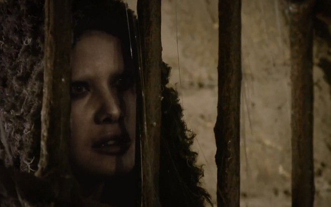 Satanás (Mayana Moura) em cena de Jesus