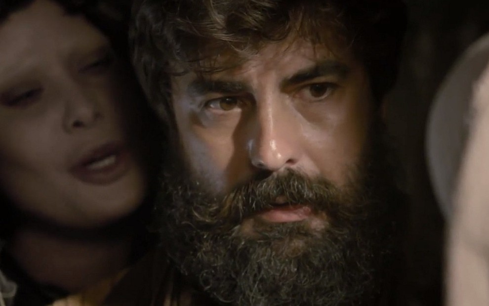 Tomé (Gustavo Rodrigues) é tentado por Satanás (Mayana Moura) em cena de Jesus