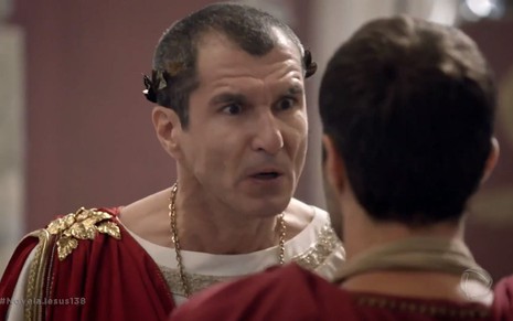 Pilatos (Nicola Siri) revoltado diante de Petronius (Fernando Pavão) em cena de Jesus