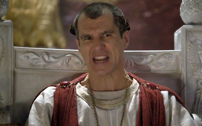 Pilatos (Nicola Siri) furioso em cena de Jesus, novela bíblica da Record
