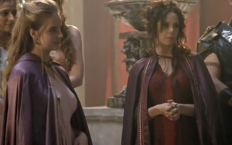 Salomé (Valentina Bulc) e Herodíade (Vanessa Gerbelli) se despedem do palácio em cena de Jesus