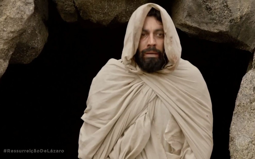 Lázaro (Vandré Silveira) sai de dentro de uma caverna enrolado em pano em cena de Jesus