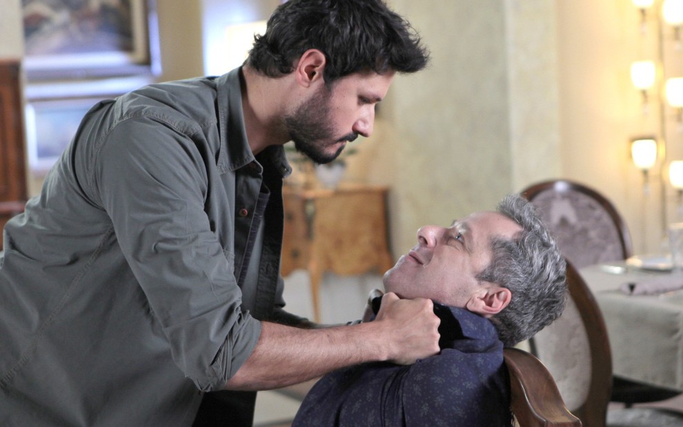 Marcelo (Murilo Cezar) e Roger (Otávio Martins) brigam em As Aventuras de Poliana, novela infantojuvenil do SBT