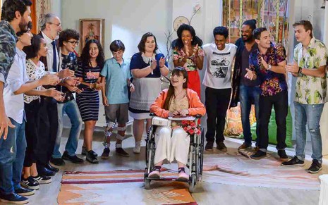 Poliana (Sophia Valverde), na cadeira de rodas, recebe amigos e família em festa surpresa em cena de As Aventuras de Poliana