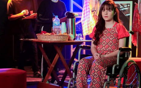 Poliana (Sophia Valverde) na cadeira de rodas em cena da última semana da novela As Aventuras de Poliana, do SBT