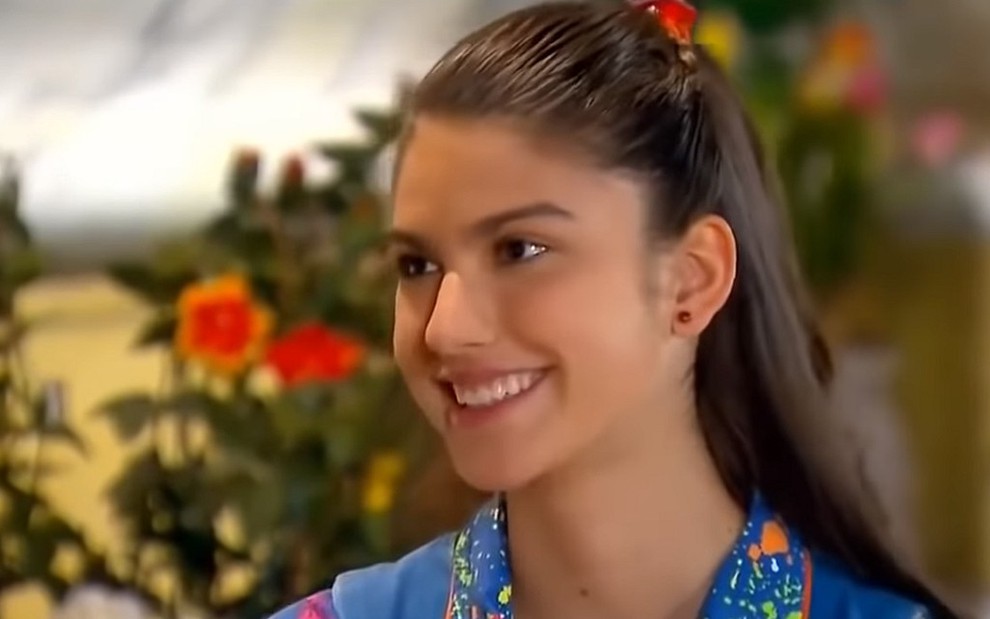 Mili (Giovanna Grigio) sorri em cena de Chiquititas