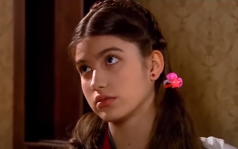 Mili (Giovanna Grigio) com expressão triste em cena de Chiquititas