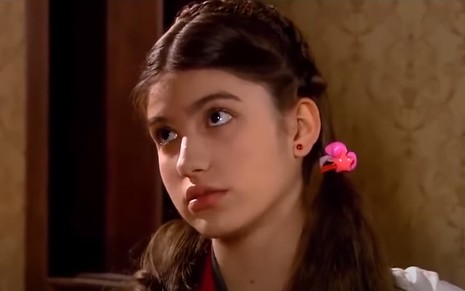 Mili (Giovanna Grigio) com expressão triste em cena de Chiquititas