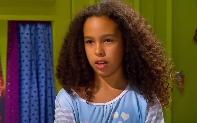 Pata (Júlia Olliver) com cara de brava em cena de Chiquititas