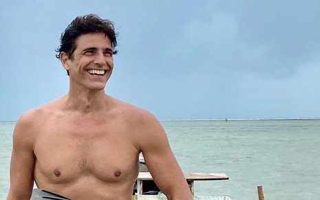 O ator Reynaldo Gianecchini de sunga rosa segurando pés-de-pato em foto publicada no Instagram