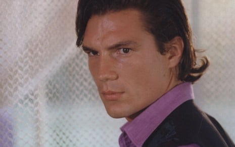 O ator Ricardo Macchi  com expressão séria, caracterizado como o cigano Igor na novela Explode Coração, exibida em 1995