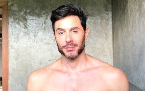 O ator Ricardo Tozzi posou sem camisa em foto publicada nas redes sociais
