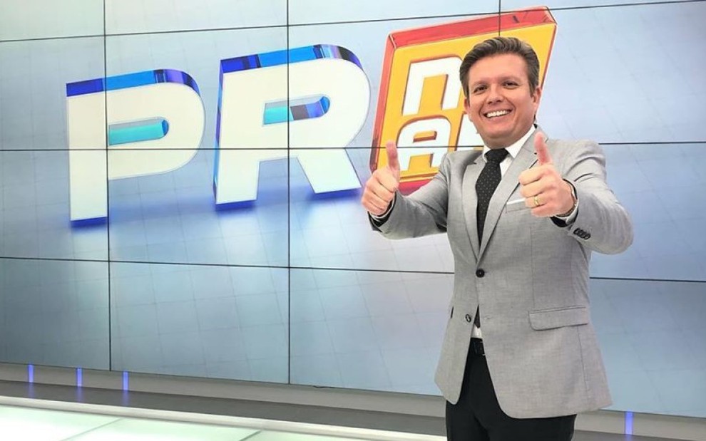 Imagem do apresentador Ricardo Vilches fazendo sinal de positivo no estúdio do telejornal PR no Ar