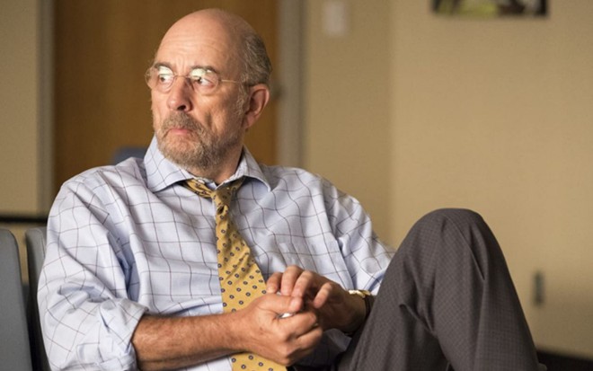 Richard Schiff sentado em cena de The Good Doctor
