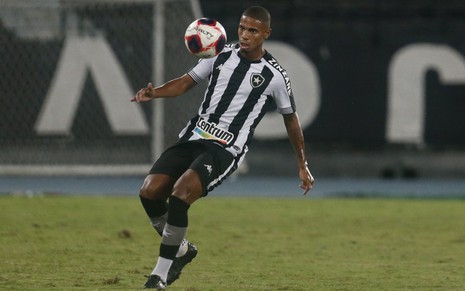 O jogador do Botafogo, Rickson, em lance no campo vestido com o uniforme do time nas cores preto e branco
