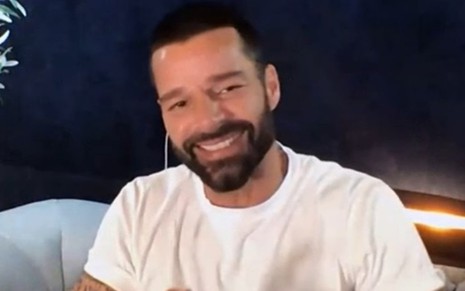 Ricky Martin sorri em videochamada durante participação no Caldeirão do Huck deste sábado (25)