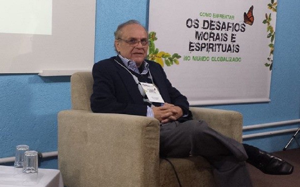 O escritor e ex-diretor do SBT, Ricky Medeiros, sentado em um sofá durante evento voltado à literatura espírita