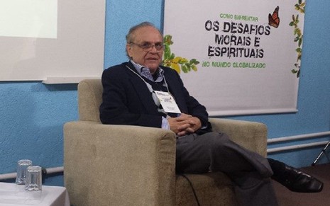 O escritor e ex-diretor do SBT, Ricky Medeiros, sentado em um sofá durante evento voltado à literatura espírita