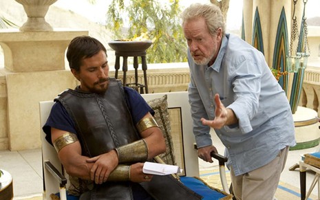 Ridley Scott dá instruções para Christian Bale em foto dos bastidores de Êxodo: Deuses e Reis