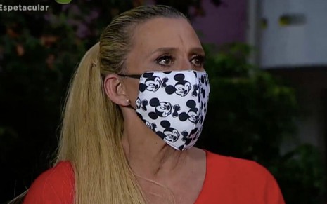 A ex-dançarina Rita Cadillac usa máscara em entrevista ao programa Domingo Espetacular na noite de domingo (24) na Record