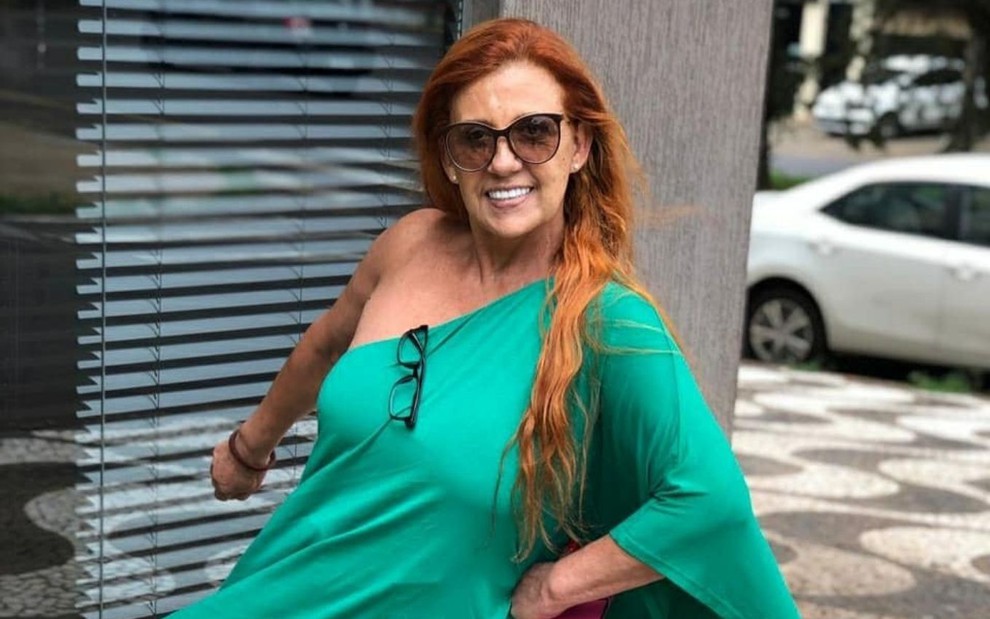 Rita Cadillac em foto publicada no Instagram, com um vestido verde, sorrindo