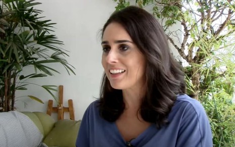 A jornalista Rita Lisauskas sorri enquanto conversa em vídeo publicado no YouTube