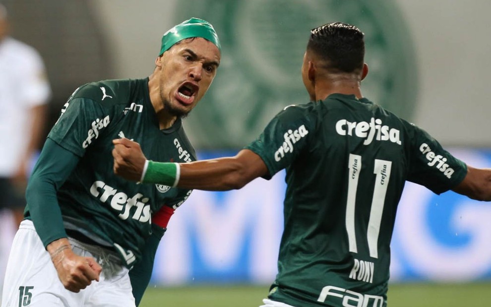 Gustavo Gómez (de frente) grita e comemora gol com Rony, do Palmeiras