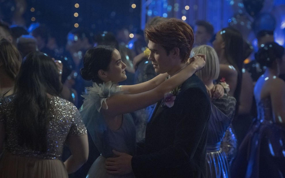 Camila Mendes e K.J. Apa dançam em um baile em cena da quinta temporada de Riverdale