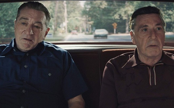 Robert De Niro e Al Pacino no carro em cena de O Irlandês (2019)