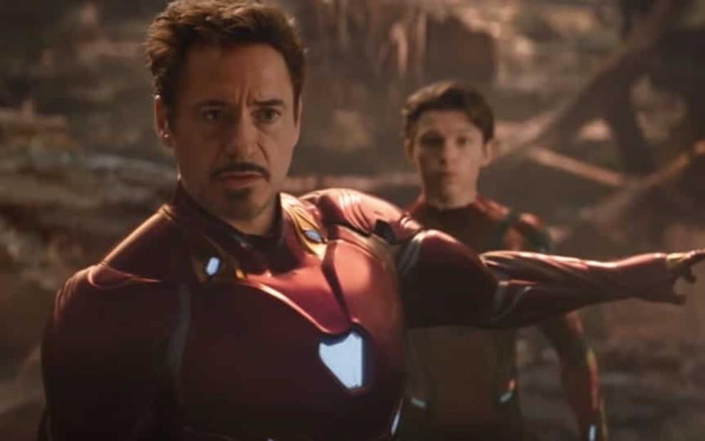 Robert Downey Jr. e Tom Holland em cena Vingadores - Guerra Infinita